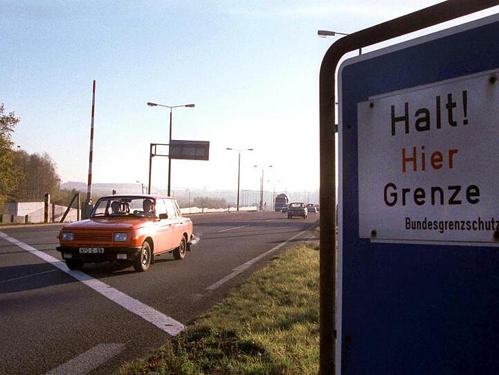 Der Grenzübergang Helmstedt/Marienborn wenige Tage nach der Grenzöffnung.