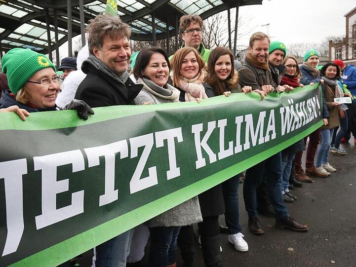 Die Spitzen von Bundes- und Hamburger Grünen nehmen an der Demonstration in der Hansestadt teil.