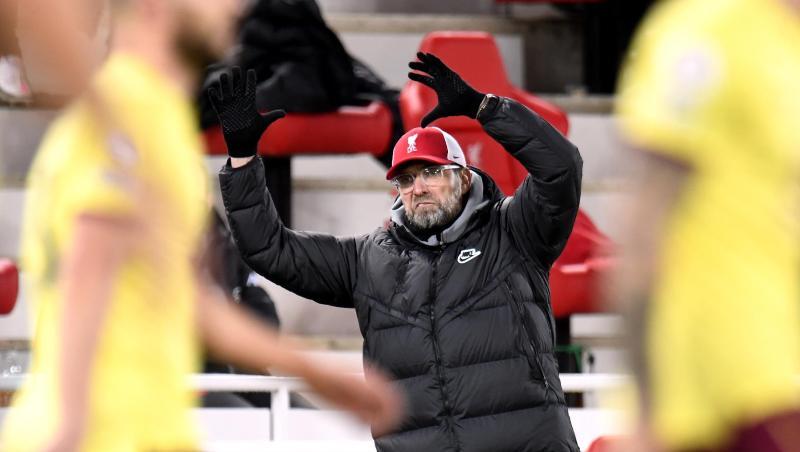 Liverpools Trainer Jürgen Klopp reagiert an der Seitenlinie verärgert.