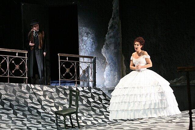 Mit ihrer Darstellung der Violetta Valery in Guiseppe Verdis Oper &bdquo;La Traviata&ldquo; erlebte Anne Lünenbürger den größten Erfolg ihrer Nürnberger Zeit: Fast 59000 Zuschauer sahen sie in der Rolle.