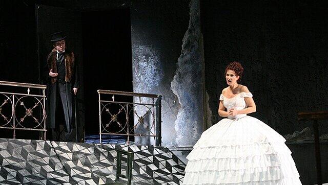 Mit ihrer Darstellung der Violetta Valery in Guiseppe Verdis Oper „La Traviata“ erlebte Anne Lünenbürger den größten Erfolg ihrer Nürnberger Zeit: Fast 59000 Zuschauer sahen sie in der Rolle. Mit ihrer Darstellung der Violetta Valery in Guiseppe Verdis Oper „La Traviata“ erlebte Anne Lünenbürger den größten Erfolg ihrer Nürnberger Zeit: Fast 59000 Zuschauer sahen sie in der Rolle.