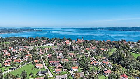 Ein Blick auf die knapp 3200 Einwohner große Gemeinde Seeshaupt am Starnberger See: Unweit der Ortschaft sollen umstrittene Räumlichkeiten für Flüchtlinge und Einheimische errichtet werden.
