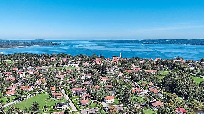 Ein Blick auf die knapp 3200 Einwohner große Gemeinde Seeshaupt am Starnberger See: Unweit der Ortschaft sollen umstrittene Räumlichkeiten für Flüchtlinge und Einheimische errichtet werden.