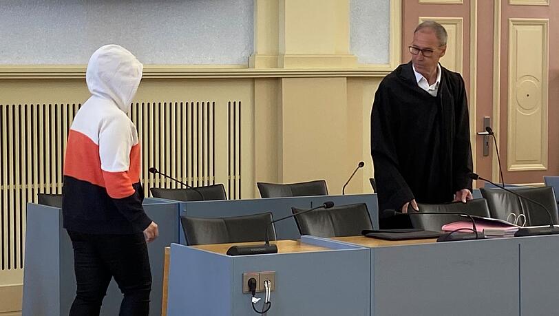 Die wegen Totschlags angeklagte Mutter betritt den Gerichtssaal.