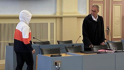 Die wegen Totschlags angeklagte Mutter betritt den Gerichtssaal.
