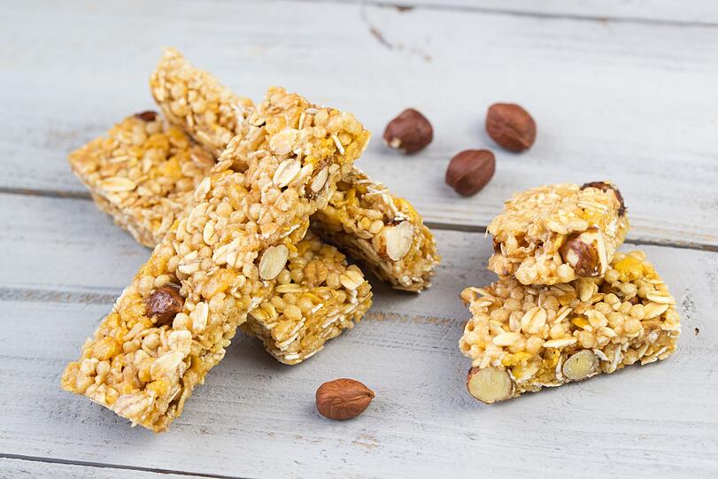 Apropos Müsli: Auch Müsliriegel sollten Sie meiden. Während die Hersteller mit Powerriegeln locken und versprechen, diese würden Ihre Diät unterstützen, sind sie meist reich an Zucker und enthalten dafür, dass sie nur ein kleiner Snack für zwischendurch sind, jede Menge Kalorien. Knabbern Sie einfach eine Handvoll Nüsse, das ist gesünder und effektiver. Apropos Müsli: Auch Müsliriegel sollten Sie meiden. Während die Hersteller mit Powerriegeln locken und versprechen, diese würden Ihre Diät unterstützen, sind sie meist reich an Zucker und enthalten dafür, dass sie nur ein kleiner Snack für zwischendurch sind, jede Menge Kalorien. Knabbern Sie einfach eine Handvoll Nüsse, das ist gesünder und effektiver.