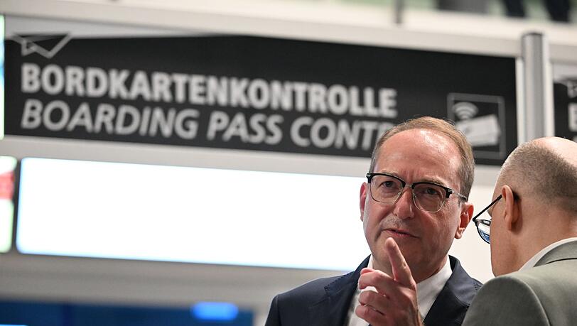 Der Bundesinnenminister spricht von einem "hybriden Anschlagsszenario". Der Bundesinnenminister spricht von einem "hybriden Anschlagsszenario".