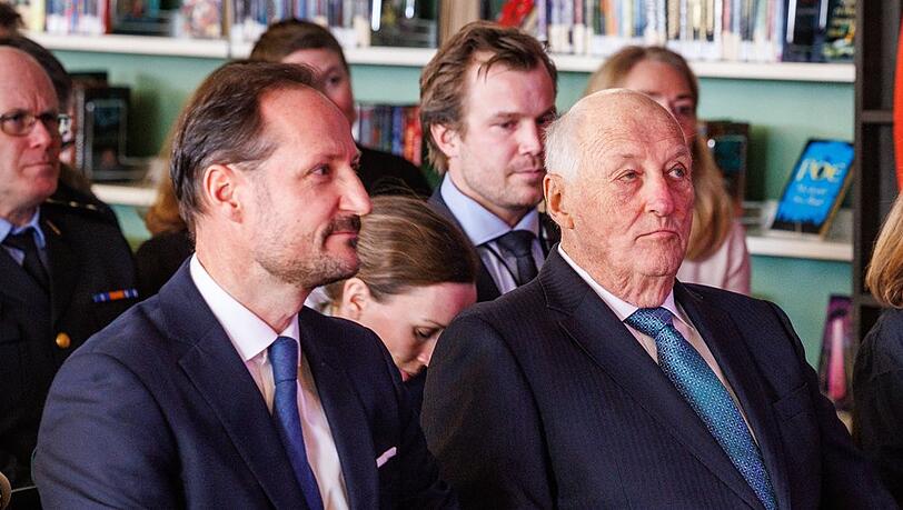 Kronprinz Haakon verbrachte die Nacht bei seinem Vater König Harald im Krankenhaus. Kronprinz Haakon verbrachte die Nacht bei seinem Vater König Harald im Krankenhaus.