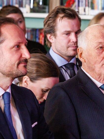 Kronprinz Haakon verbrachte die Nacht bei seinem Vater K&ouml;nig Harald im Krankenhaus.