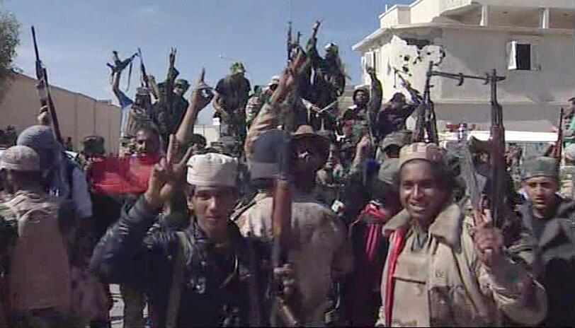 ...libysche Kämpfer feiern die Nachricht vom Tod Gaddafis in der Stadt Sirte.