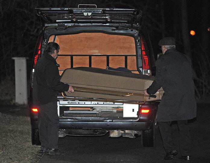 Der Sarg wird abransportiert: In Traunstein ist eine 55-jährige Frau ermordet worden.