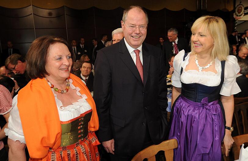 Polit-Gipfel: Bundesjustizministerin Sabine Leutheusser-Schnarrenberger (FDP, l-r), der SPD-Politiker Peer Steinbrück und die bayerische Justizministerin Beate Merk (CSU)
