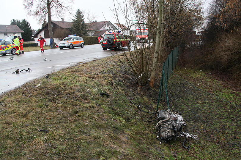 Im Landkreis Altöttingen kam es am Samstagvormittag zu einem schweren Zusammenstoß dreier Fahrzeuge. Die Bilder vom Unfallort.