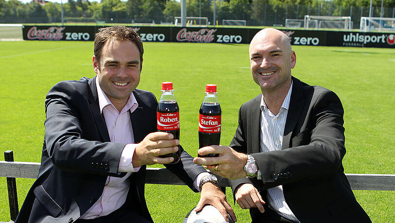 Bleiben Partner:1860-Geschäftsführer Robert Schäfer und Stefan Müller, stellvertretender Regionaler Marketingleiter bei Coca Cola. Bleiben Partner:1860-Geschäftsführer Robert Schäfer und Stefan Müller, stellvertretender Regionaler Marketingleiter bei Coca Cola.