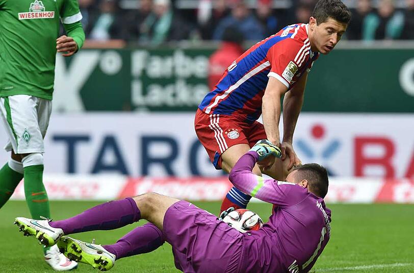 ROBERT LEWANDOWSKI: NOTE 2 Meist wieder als Linksaußen unterwegs. Hatte eine große Chance per Kopf nach Rafinha-Flanke, konnte den Ball aber nicht ins Tor drücken. Top jedoch sein langer Ball in die Spitze auf Müller in der Entstehung des 1:0. Und: Vollendete Müllers Heber per Flugkopfball zum 3:0 (76.). Erhöhte auf 4:0. Seine Ligatore Nummer 12 und 13.
