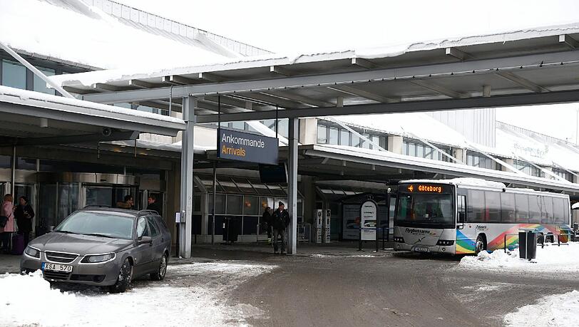 Wegen einer Bombendrohung war der Flughafen von Göteborg am Freitag für mehrere Stunden gesperrt. Wegen einer Bombendrohung war der Flughafen von Göteborg am Freitag für mehrere Stunden gesperrt.