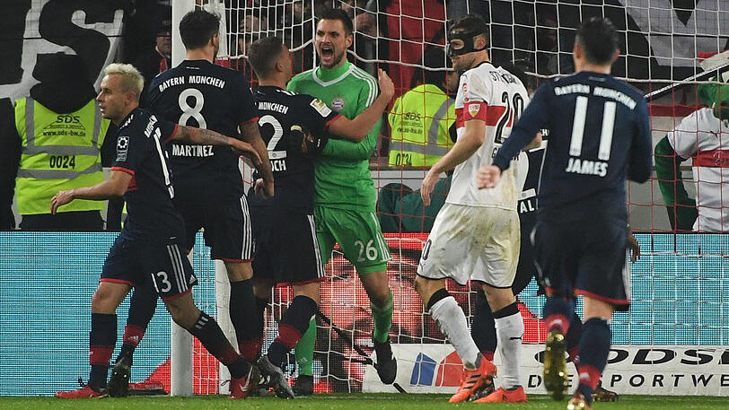 Sven Ulreich wird von seinen Teamkameraden gefeiert nach seinem gehaltenen Elfmeter. Die Stimmen zum Spiel.