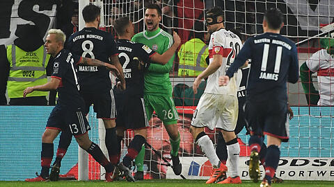 Sven Ulreich wird von seinen Teamkameraden gefeiert nach seinem gehaltenen Elfmeter. Die Stimmen zum Spiel.