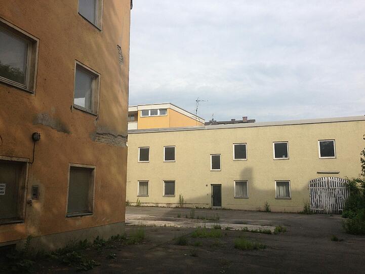Der Betriebshof und das angrenzende Wohnhaus. Schon im Jahr 2010 ist hier der letzte Mieter ausgezogen.