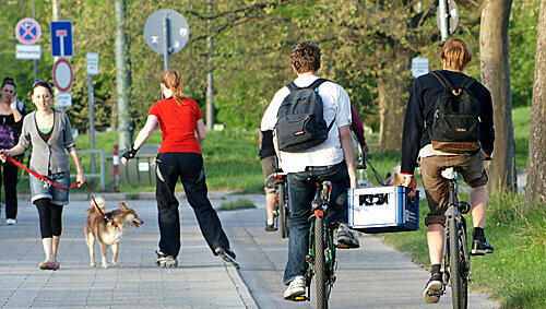 Radln: Für Studenten in der Stadt das billigste Fortbewegungsmittel. Radln: Für Studenten in der Stadt das billigste Fortbewegungsmittel.
