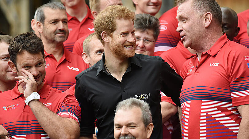 Prinz Harry (hier in Schwarz) hat die Invictus Games ins Leben gerufen