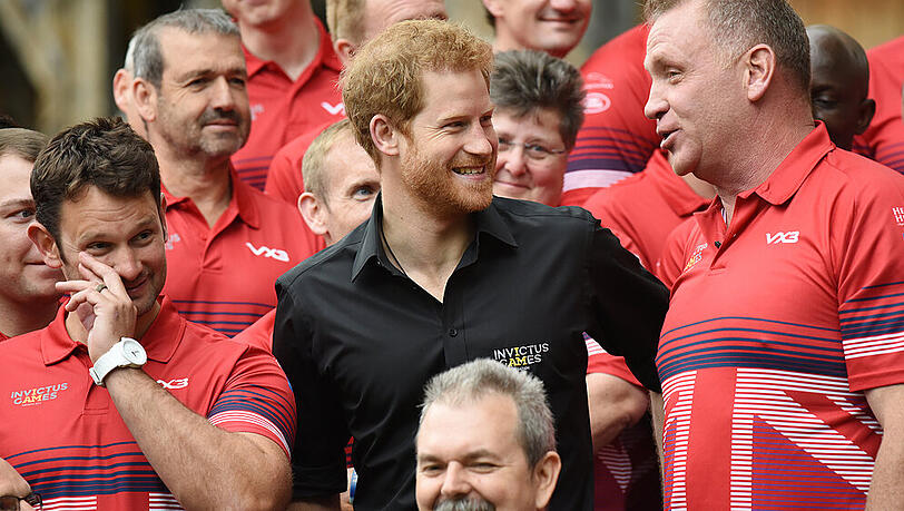 Prinz Harry (hier in Schwarz) hat die Invictus Games ins Leben gerufen