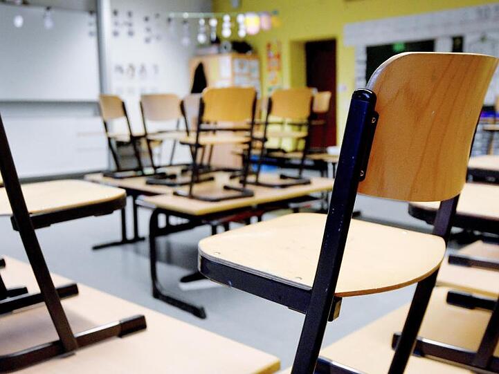 Leerer Klassenraum in einer Grundschule.