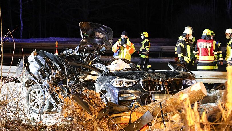 Der schwer beschädigte BMW auf der A95.