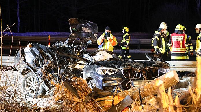 Der schwer beschädigte BMW auf der A95.
