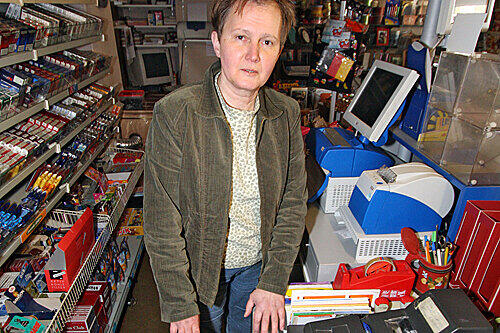 Renate Übler vor der leeren Kasse ihres Lotto-Geschäftes. Am Samstag raubten sie zwei bewaffnete Männer aus.
