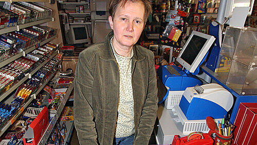 Renate Übler vor der leeren Kasse ihres Lotto-Geschäftes. Am Samstag raubten sie zwei bewaffnete Männer aus. Renate Übler vor der leeren Kasse ihres Lotto-Geschäftes. Am Samstag raubten sie zwei bewaffnete Männer aus.