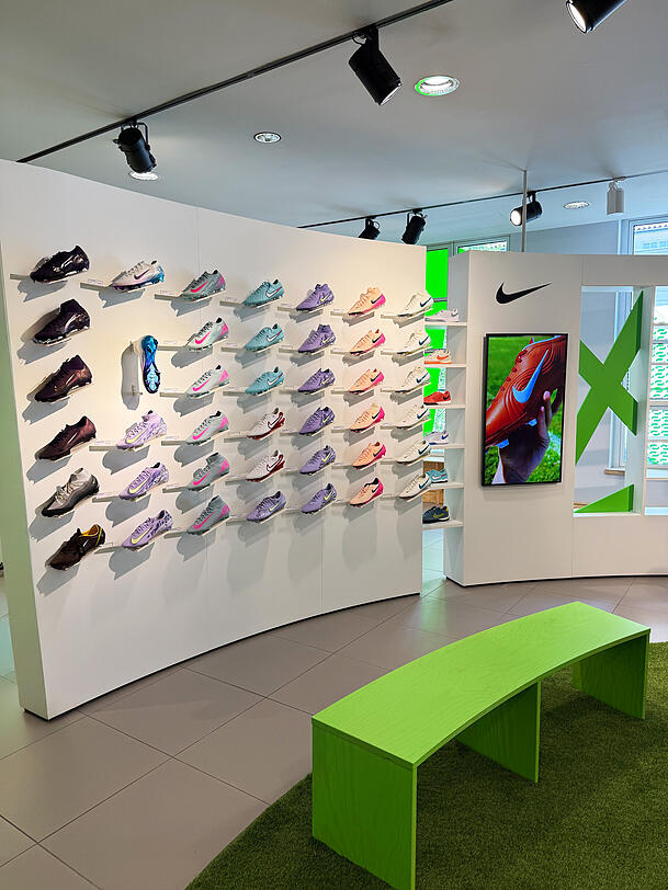 Hier können Sie Münchens größte Auswahl an Fußballschuhen entdecken. Hier können Sie Münchens größte Auswahl an Fußballschuhen entdecken.