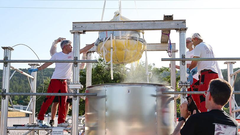Bei ihrem 700-Jahr-Jubiläum haben die Einwohner von Wombach in Unterfranken einen rund 465 Kilo schweren Kartoffelkloß hergestellt.