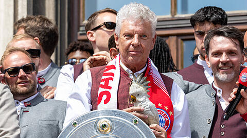 Dieter Reiter mit dem Kakadu, Meisterfeier, Rathausbalkon, FC Bayern Muenchen und FC Bayern Frauen, Fussball, 18.05.2025 DFB regulations prohibit any use of photographs as image sequences and/or quasi-video Muenchen Bayern Deutschland *** Dieter Reiter with the cockatoo, Meisterfeier, Rathausbalkon, FC Bayern Muenchen und FC Bayern Frauen, Fussball, 18 05 2025 DFB regulations prohibit any use of photographs as image sequences and or quasi video Muenchen Bayern Deutschland Copyright: xkolbert-press/UlrichxGamelx