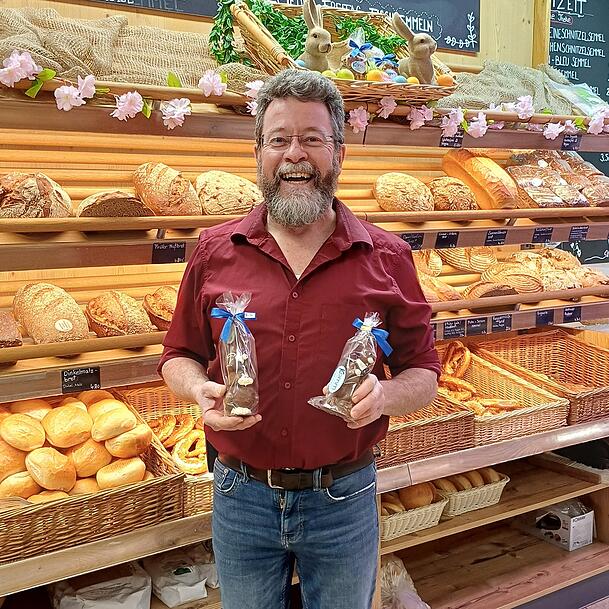 Peter B&ouml;hmer mit den regionalen Osterhasen der B&auml;ckerei Komm aus Ettal.
