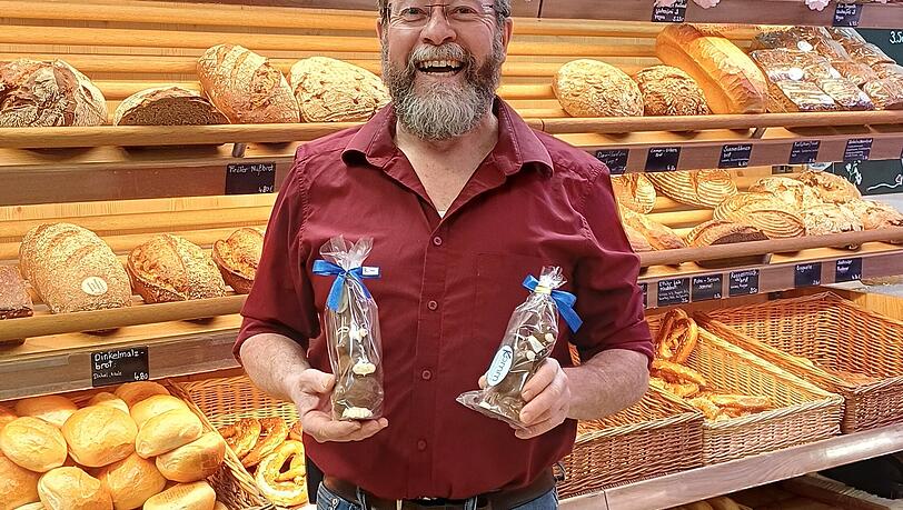 Peter B&ouml;hmer mit den regionalen Osterhasen der B&auml;ckerei Komm aus Ettal.