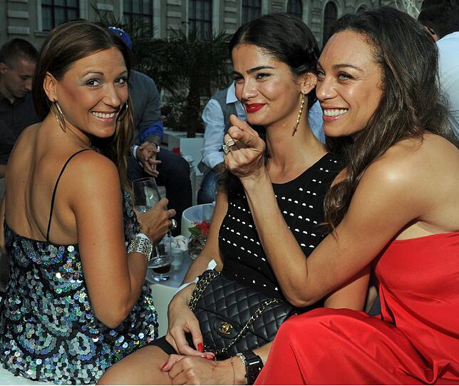 Hübsche Damen, guter Zweck: Simone Ballack, Shermine Shahrivar und Lilly Becker auf dem "Raffaello Summer Day 2012" im Restaurant des Nationalmuseums in München.