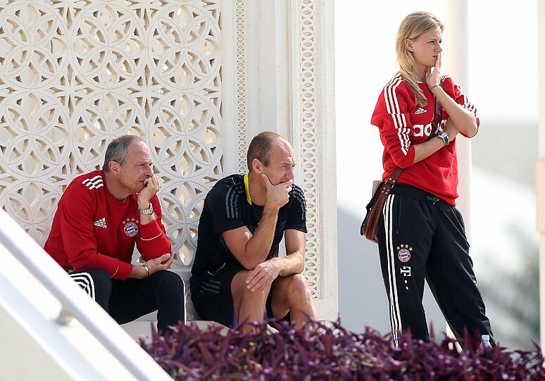 Ebenfalls neugierige Zuschauerin ist FC Bayern-Team-Managerin Kathleen Krüger, die sich mit Arjen Robben  das Training der Spieler von Schalke 04 in Doha anschaut.