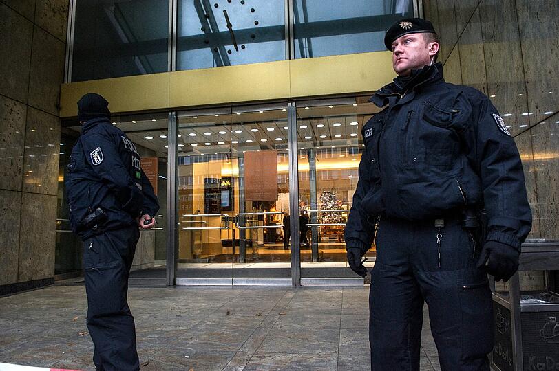 Kurz vor Weihnachten haben fünf Täter den Seiteneingang des KaDeWes gestürmt und ein Schmuckgeschäft ausgeraubt. Sie sprühten einem Sicherheitsmann Reizgas ins Gesicht, zerschlugen Schmuckvitrinen und flohen dann in einem dunklen Auto.