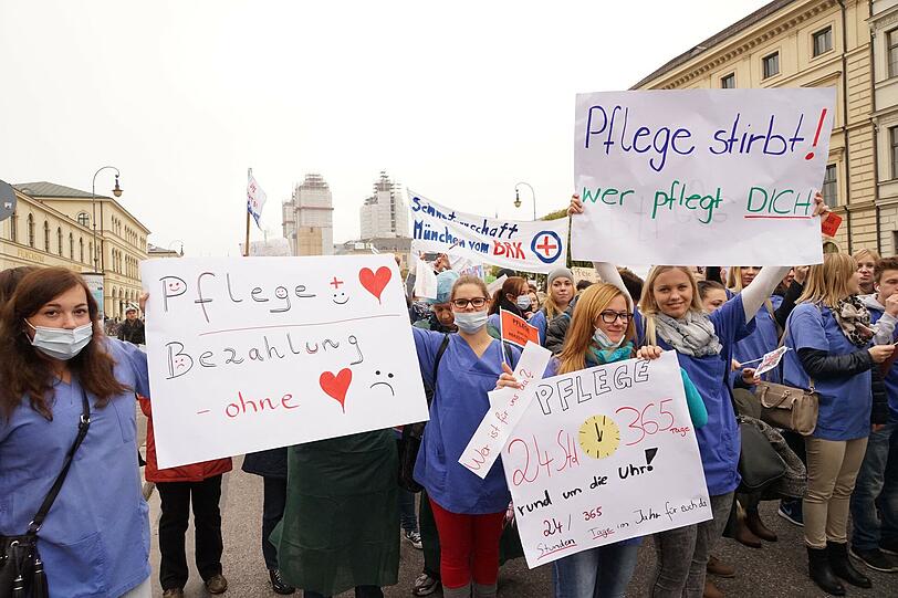 &bdquo;Du wirst auch mal alt&ldquo;, &bdquo;Wir sehen uns&ldquo; &ndash; die Demonstranten erinnern auf Plakaten daran, dass das Problem früher oder später jeden betrifft.