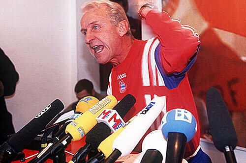 Wenn aus einer Wutrede Kult wird: "Was erlauben Strunz?", "Flasche leer" und "Habe fertig" - Trapattoni am 10. März 1998, zwei Tage nach der 0:1-Niederlage seiner Bayern gegen Schalke.
