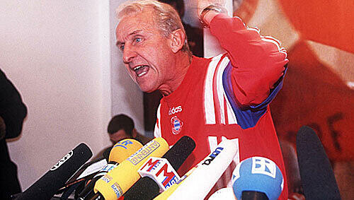 Wenn aus einer Wutrede Kult wird: "Was erlauben Strunz?", "Flasche leer" und "Habe fertig" - Trapattoni am 10. März 1998, zwei Tage nach der 0:1-Niederlage seiner Bayern gegen Schalke. Wenn aus einer Wutrede Kult wird: "Was erlauben Strunz?", "Flasche leer" und "Habe fertig" - Trapattoni am 10. März 1998, zwei Tage nach der 0:1-Niederlage seiner Bayern gegen Schalke.