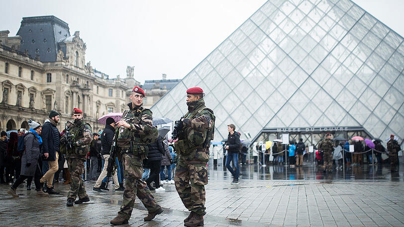 Soldaten patroullieren einen Tag nach der Macheten-Attacke vor dem Louvre in Paris. Das weltberühmte Museum hat wieder geöffnet.