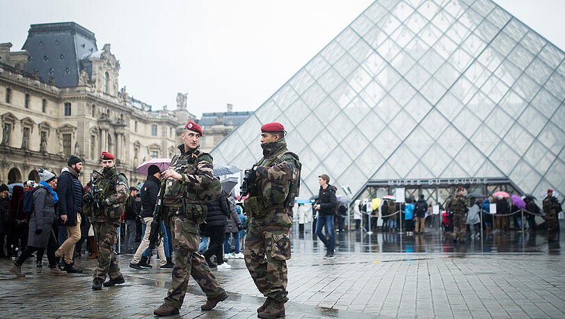 Soldaten patroullieren einen Tag nach der Macheten-Attacke vor dem Louvre in Paris. Das weltberühmte Museum hat wieder geöffnet. Soldaten patroullieren einen Tag nach der Macheten-Attacke vor dem Louvre in Paris. Das weltberühmte Museum hat wieder geöffnet.