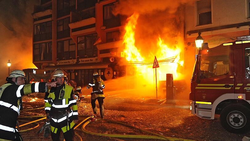 Die Flammen schlagen meterhoch aus dem brennenden Gebäude...