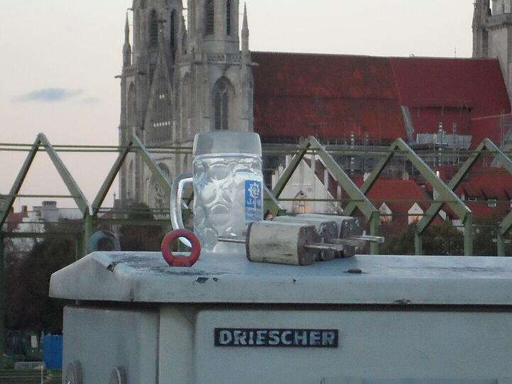 Die triste Kieswüste Theresienwiese birgt viele Überraschungen - in Form vom Relikten der letzten Wiesn.