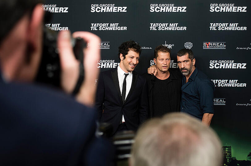 Darsteller Yalcin Gümer (l-r), Til Schweiger und Erdal Yildiz vor der Premiere zu "Der große Schmerz".