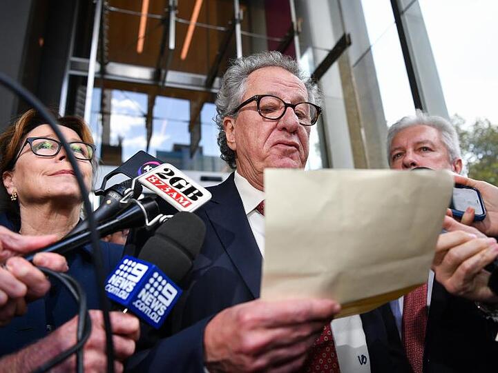 Geoffrey Rush spricht nach dem Prozess vor dem Obersten Gerichtshof zu den Medien.