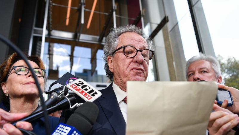 Geoffrey Rush spricht nach dem Prozess vor dem Obersten Gerichtshof zu den Medien. Geoffrey Rush spricht nach dem Prozess vor dem Obersten Gerichtshof zu den Medien.