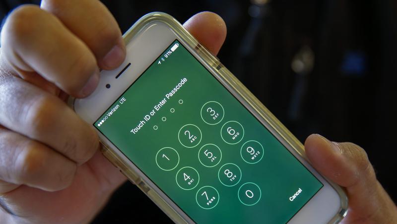 Apple und das FBI streiten schon seit Jahren um Zugang zu iPhones etwa von Kriminellen. Apple und das FBI streiten schon seit Jahren um Zugang zu iPhones etwa von Kriminellen.